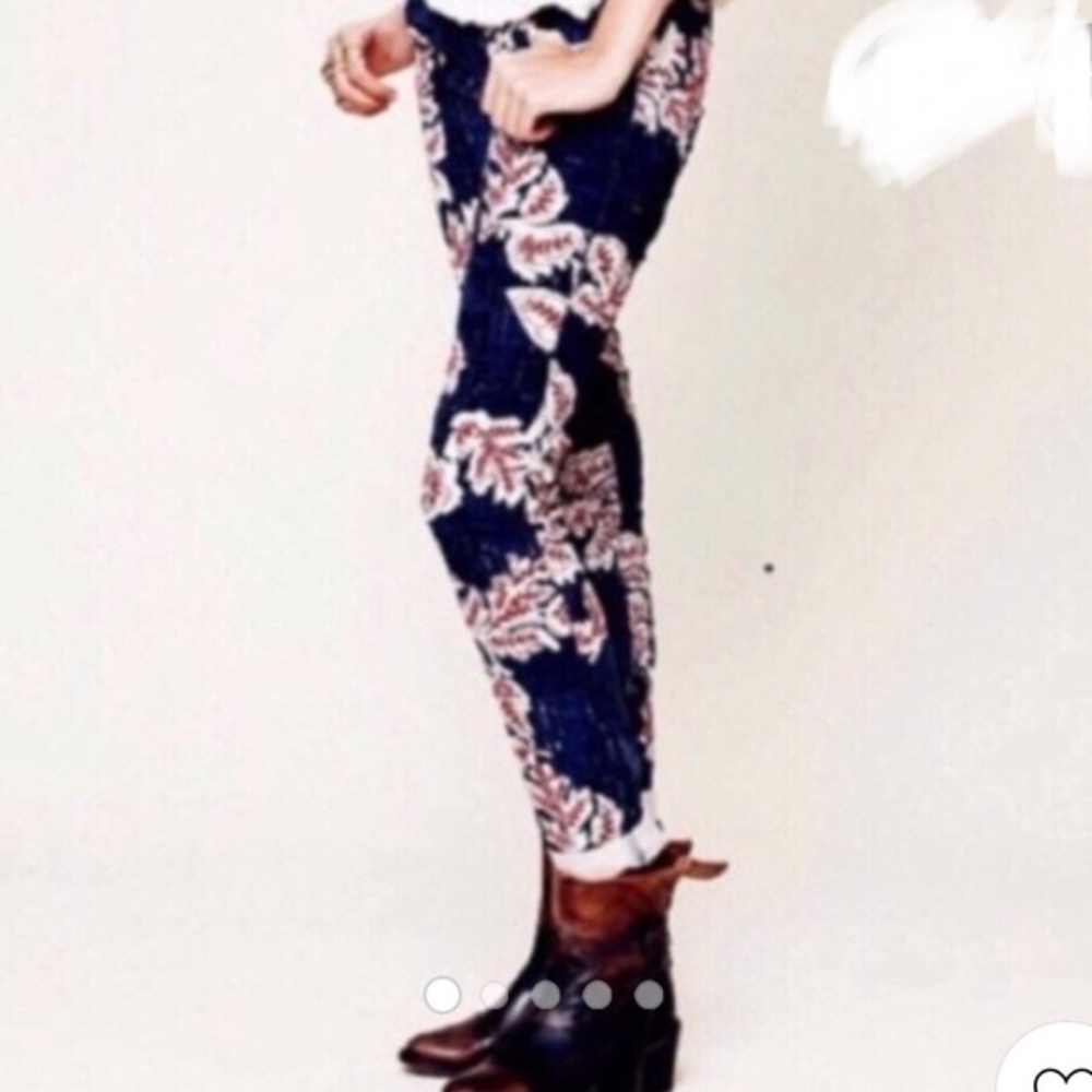 Free People Size 27 Navy Floral/Paisley Corduroy Pants